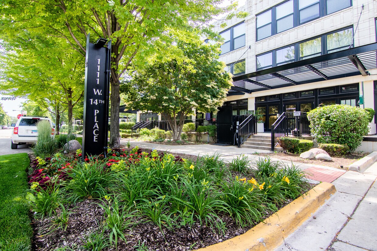 Foto principal - 1111 W 14th Pl