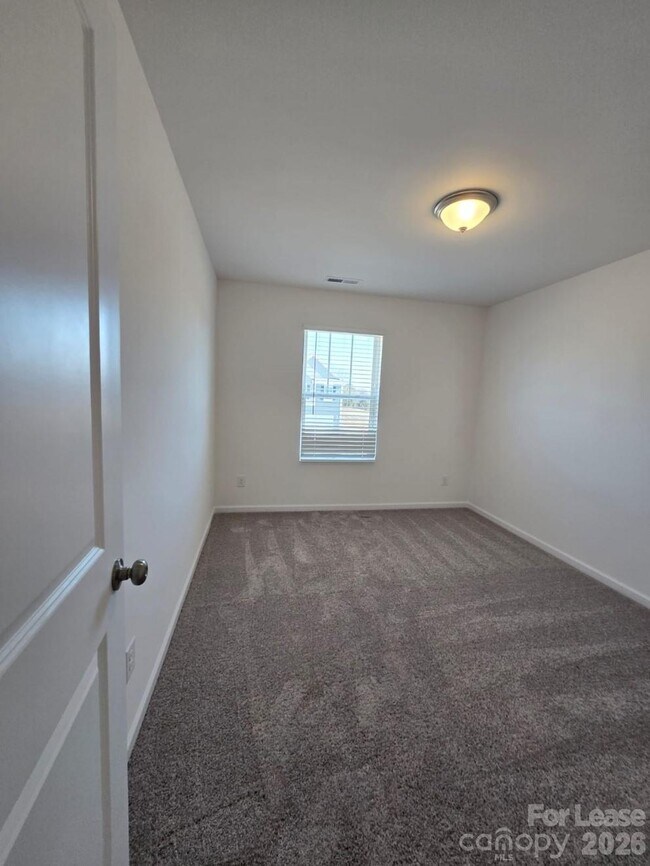 Foto del edificio - 5240 Kinsbridge Dr