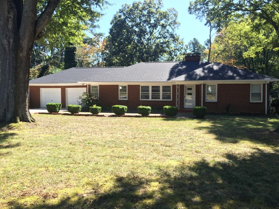 Foto principal - Hamilton Lakes Park Area 3 BR in Grimsley ...