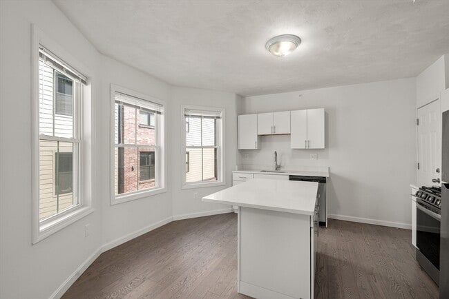 Building Photo - 599 Broadway