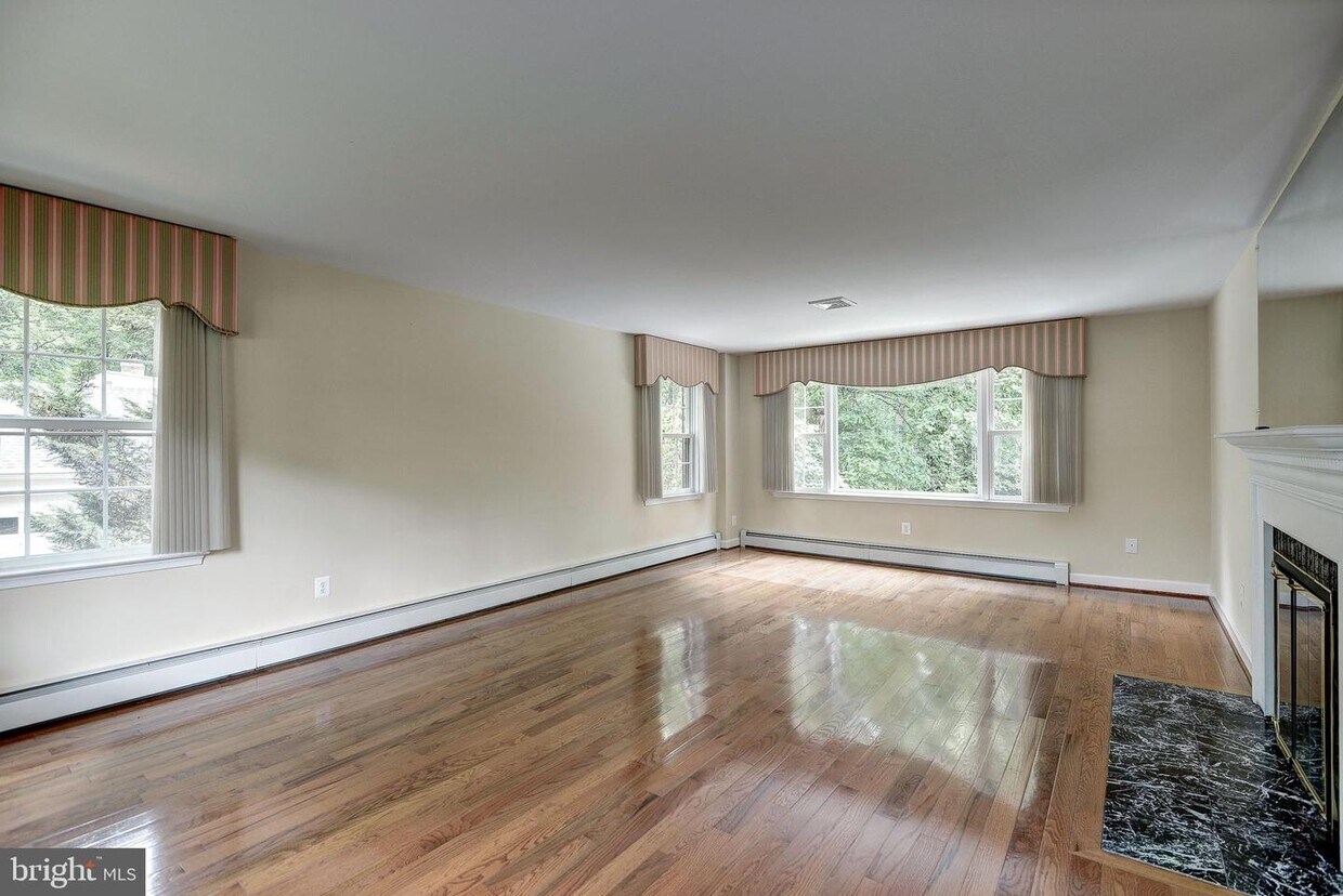 Primary Photo - 929 Woburn Ct