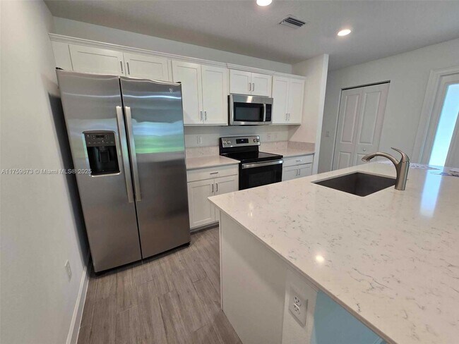 Foto del edificio - 6001 Woods Edge Cir