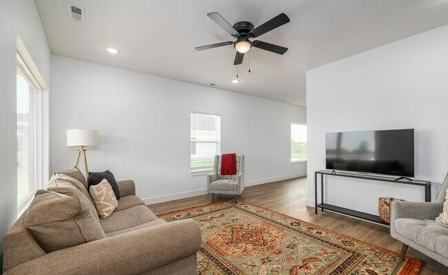 Foto del edificio - 1031 N Blake Ave