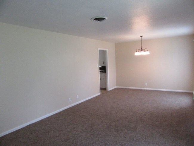 Building Photo - 1715 Woodland Dr