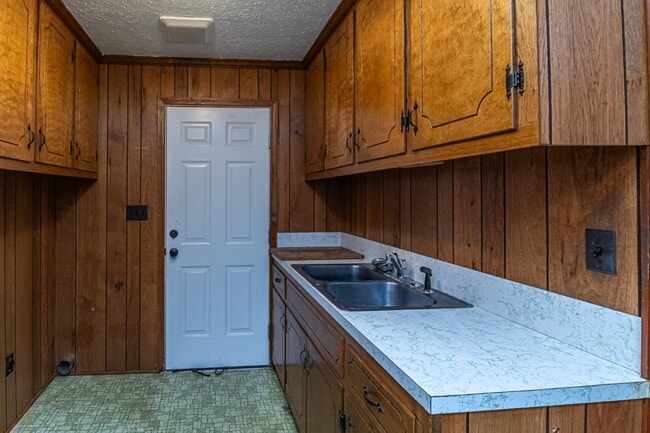 Building Photo - 3 BR | 1.5 BA Brick Home in Mt Olive! *Water/Lawn Care Included*