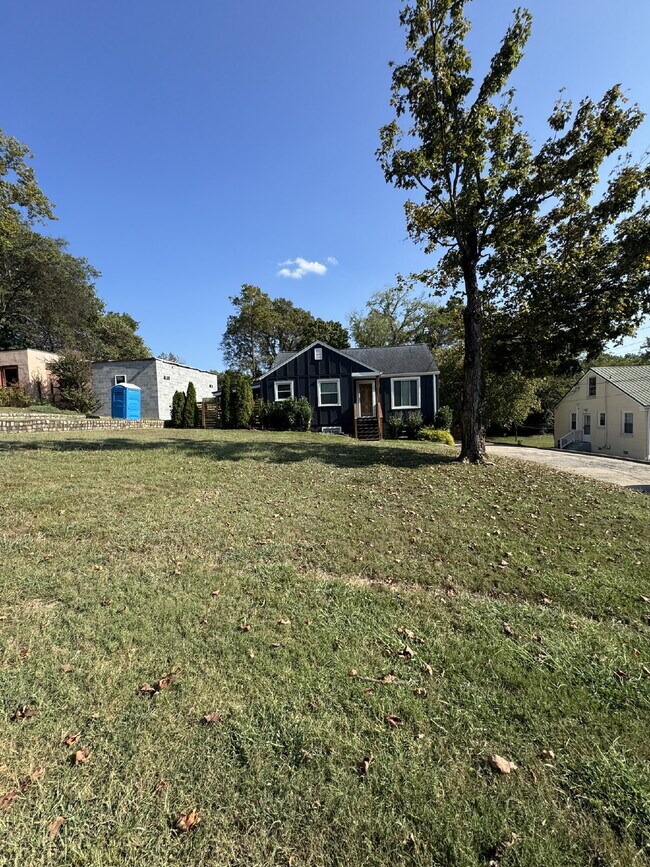 Building Photo - Charming 3 bedroom and 2 bathroom Cottage