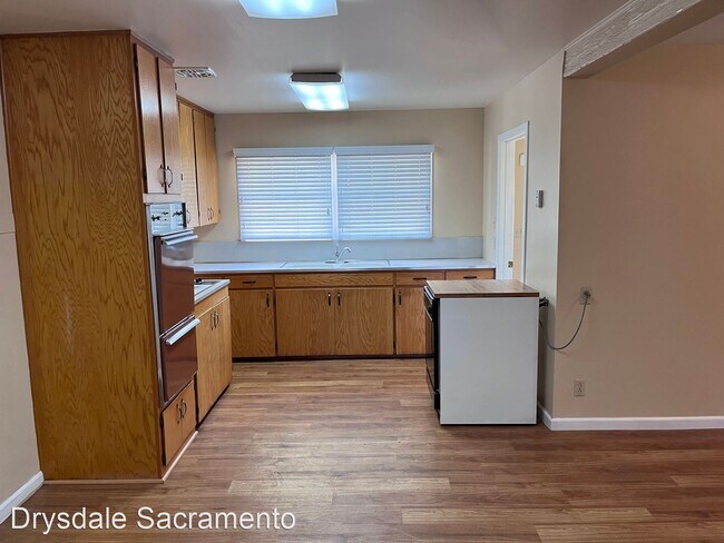 Building Photo - 3 br, 2 bath House - 6125 Almond Avenue # B