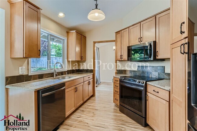 Building Photo - Charming Tri-Level Home Near Parks, Trails...