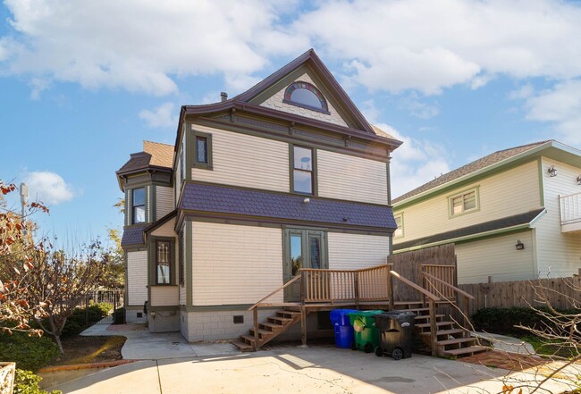 Building Photo - Beautiful 2bed/2bath Victorian style home with extra room for an office and bonus attic room!