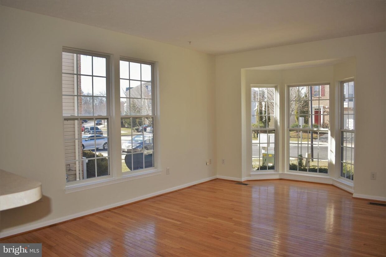 Primary Photo - 1481 Pangbourne Way