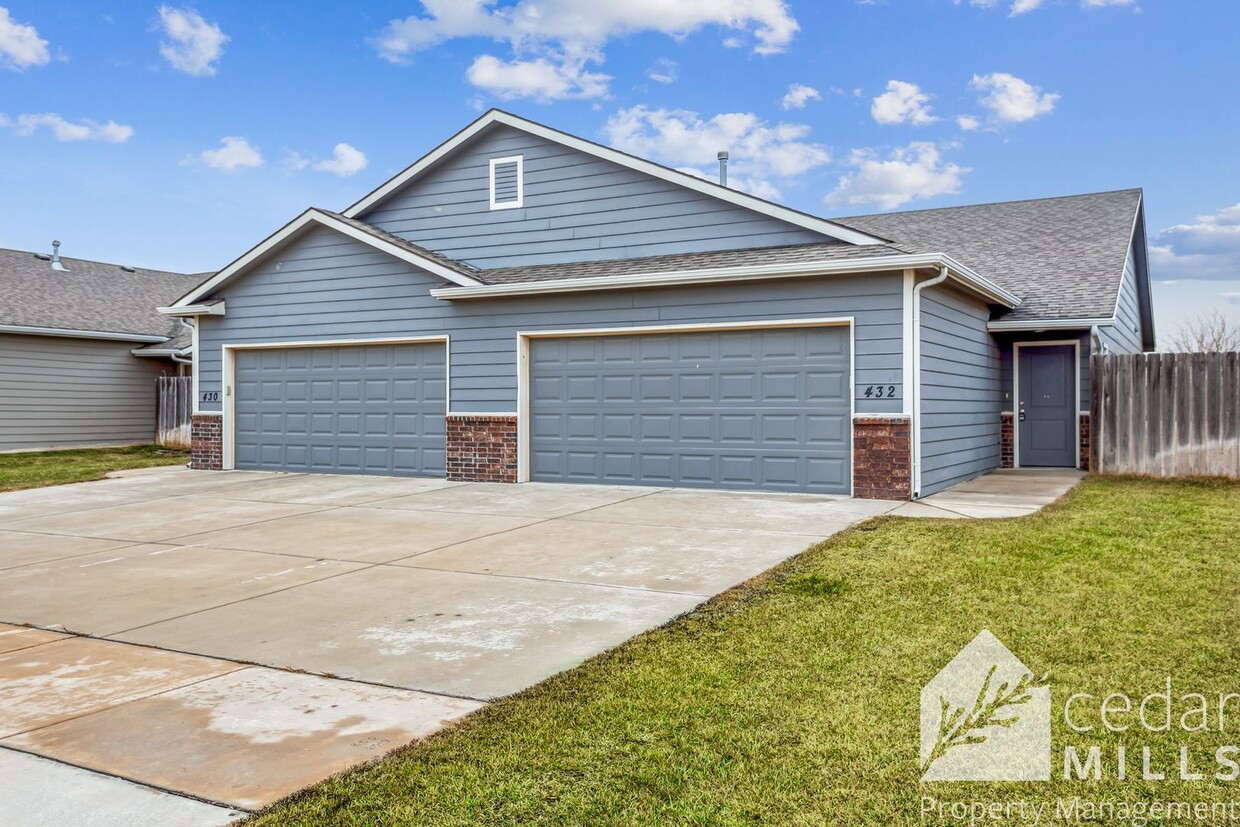 Primary Photo - 3 Bedroom Duplex in Maize