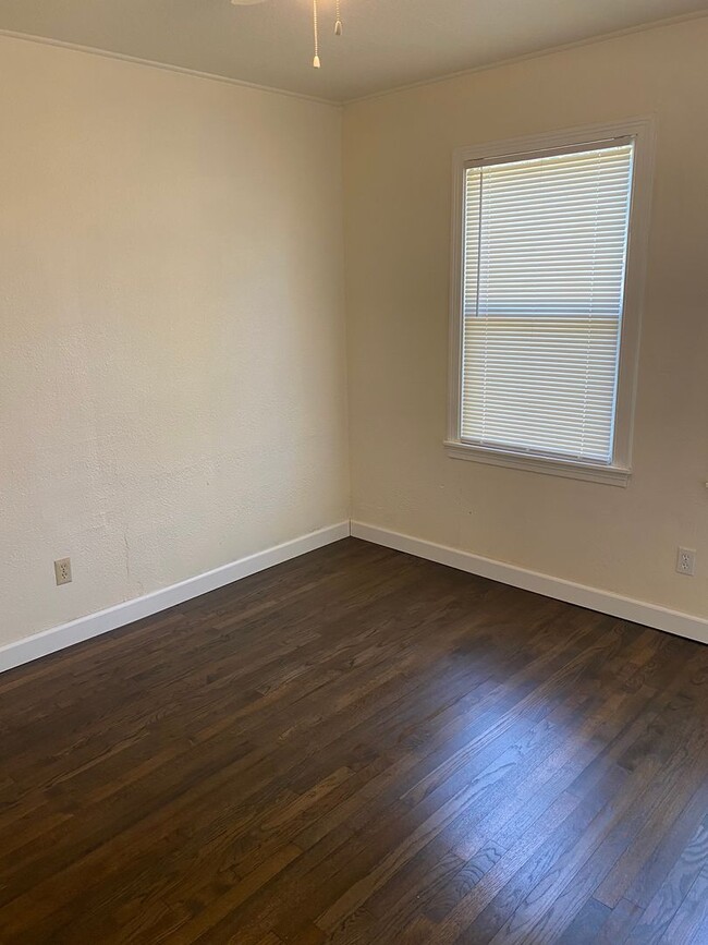 Photo - 405 Williams St House