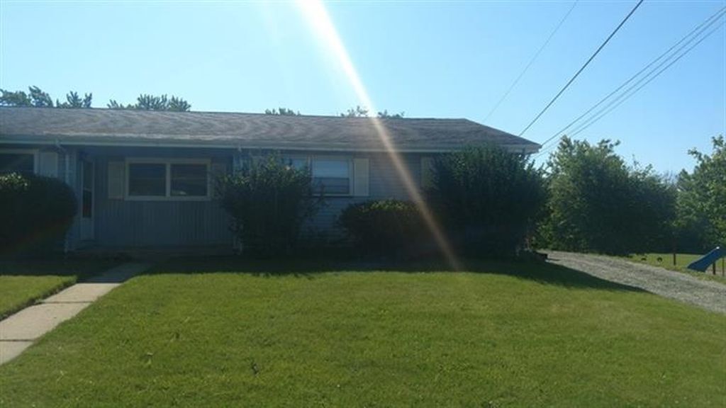 2 bed, 1 bath duplex - 1708 Willow St