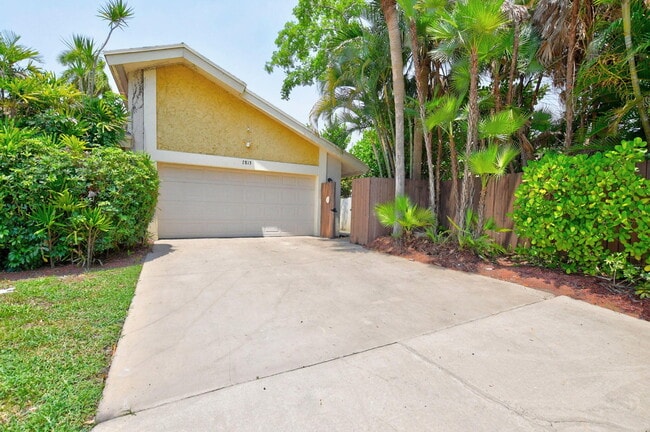 Building Photo - 7813 Kenway Pl W