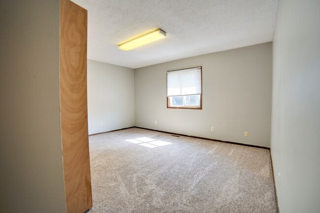 Building Photo - 525 Welch Ave