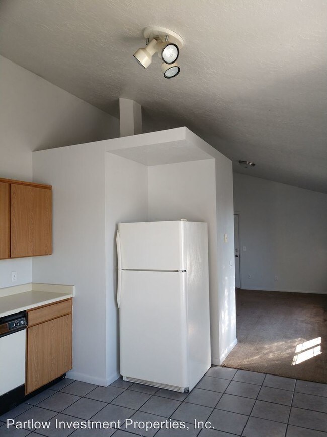 Building Photo - 3200 S 900 E