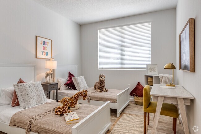 2HAB, 2BA, - 900SF - Sandlake Palazzo