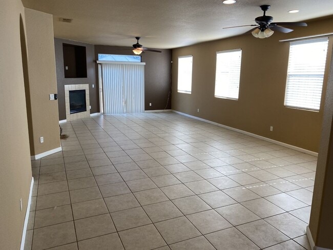 Foto del edificio - Newer 3 Bed, 2 Bath with HUGE Kitchen and ...