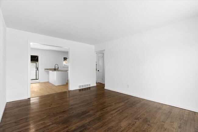 Building Photo - 153 Ross St