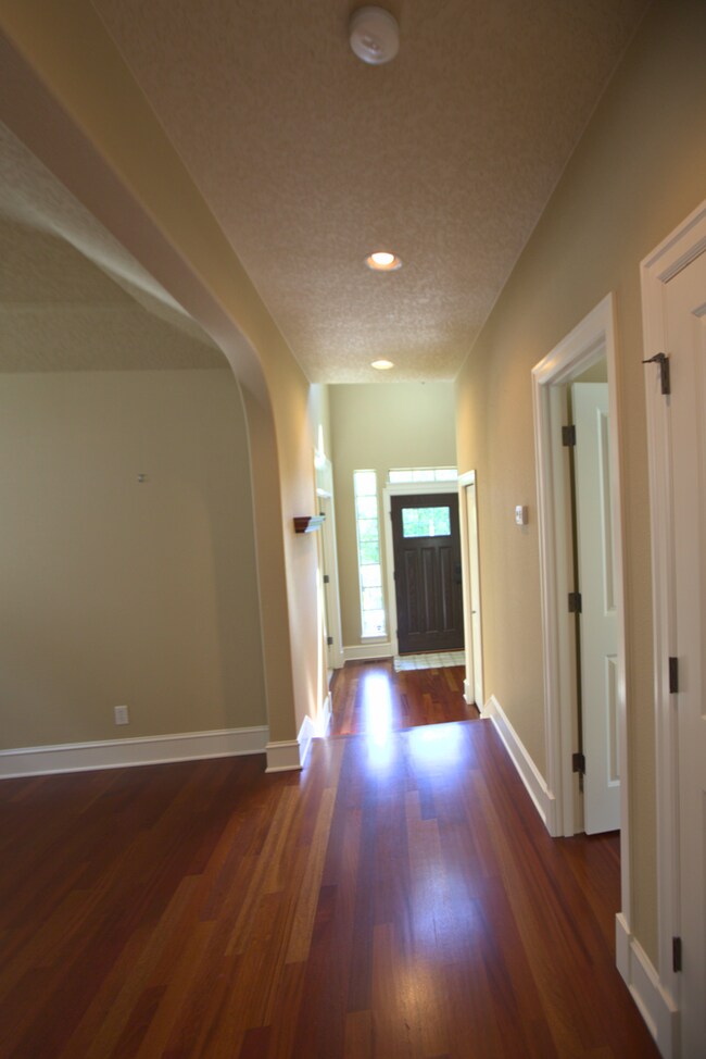 Building Photo - King City 3 Bedroom Plus Den available now !
