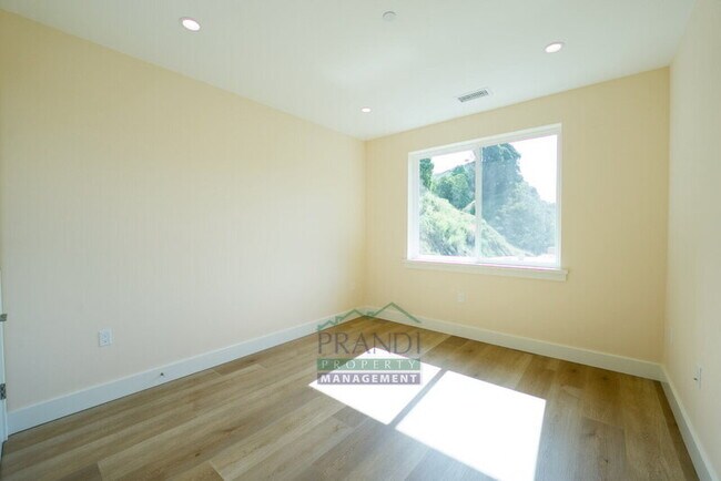 Building Photo - 10 E Crescent Dr