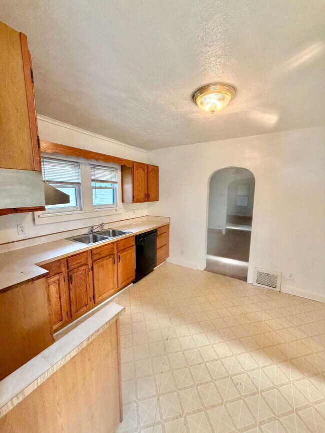 Foto del edificio - 3 Bedroom with a bonus room, 1 Bath Available!