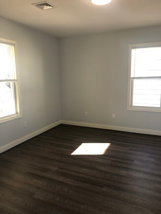 Building Photo - 230 Robinson St