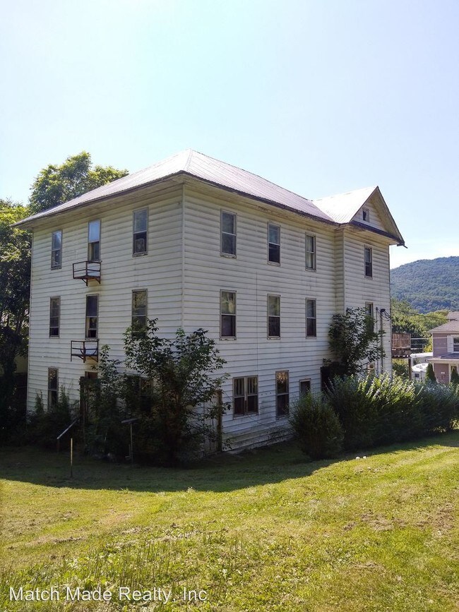 805 10th Ave, Marlinton, WV 24954 Room for Rent in Marlinton, WV