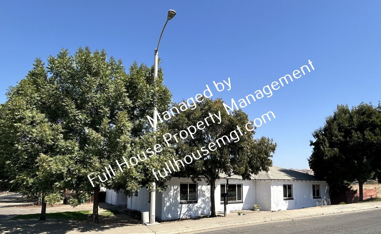 Primary Photo - Spacious 4 bedroom