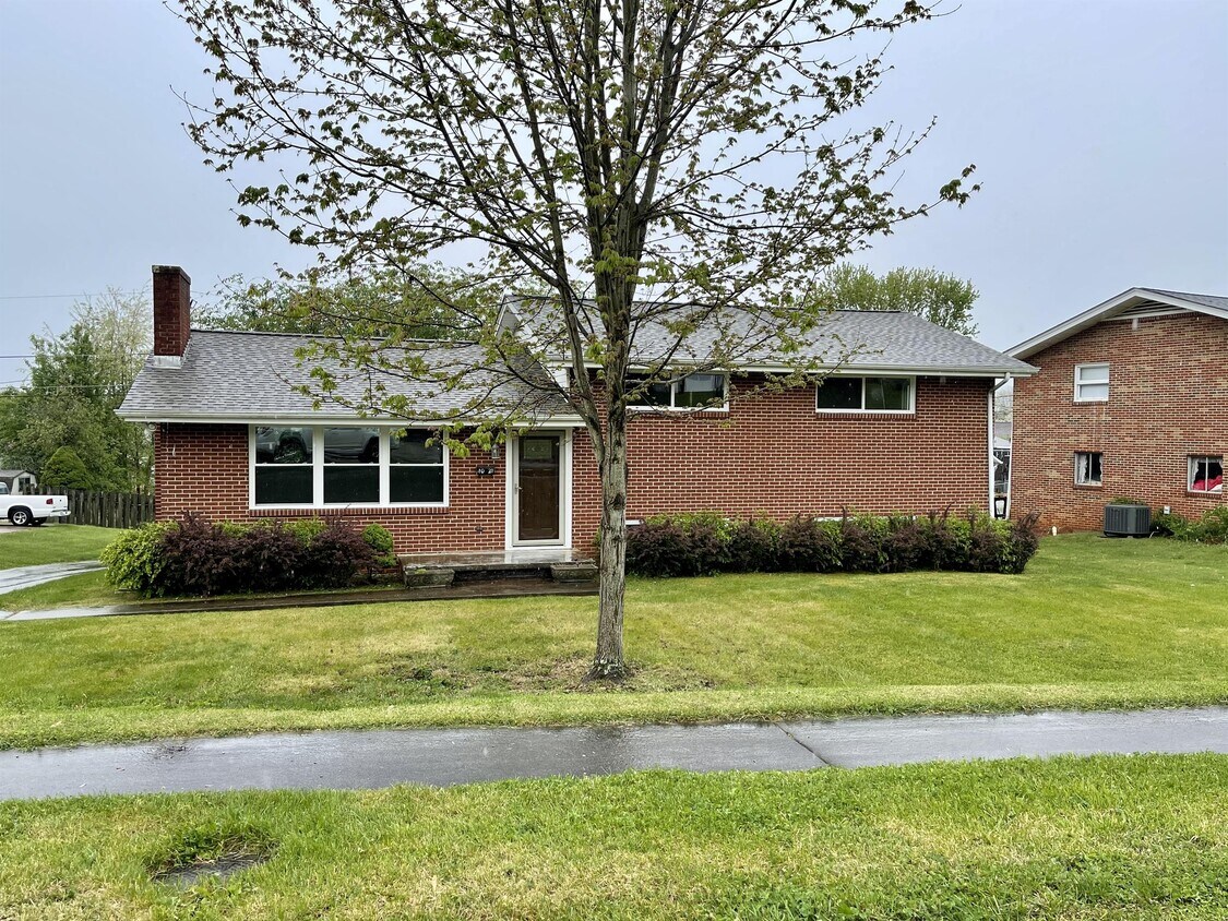 1021 Ransome Ln, Kingsport, TN 37660 House for Rent in Kingsport, TN