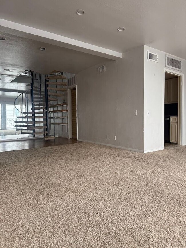 Building Photo - San Pedro Square - West Campus - Townhome - Old School Luxery - W/D - Fireplace - Updated Kitchen...