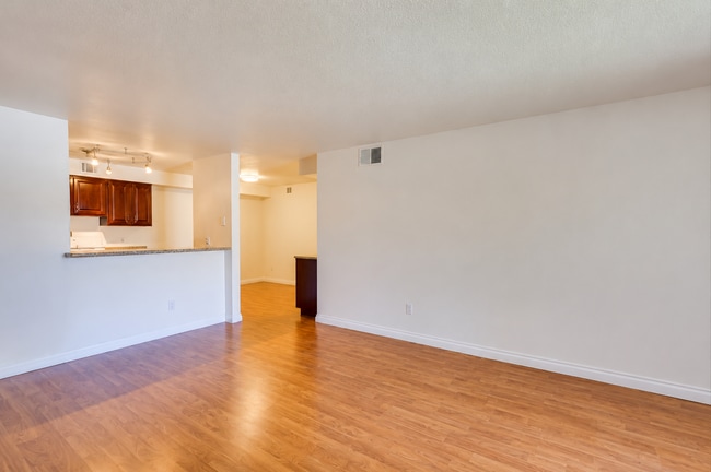 Building Photo - Beautiful 2-Bed, 2-Bath 2nd-Floor Condo Near The Lakes!