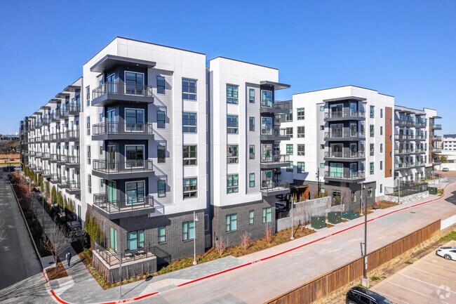 Building Photo - Lantower Midtown