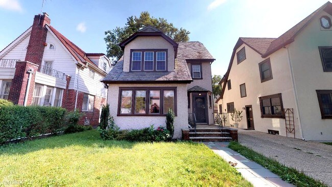 Building Photo - 72-32 Ingram St