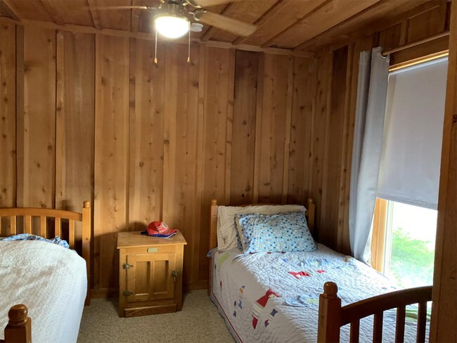 Building Photo - Gorgeous 3 bedroom 2 bath lake home