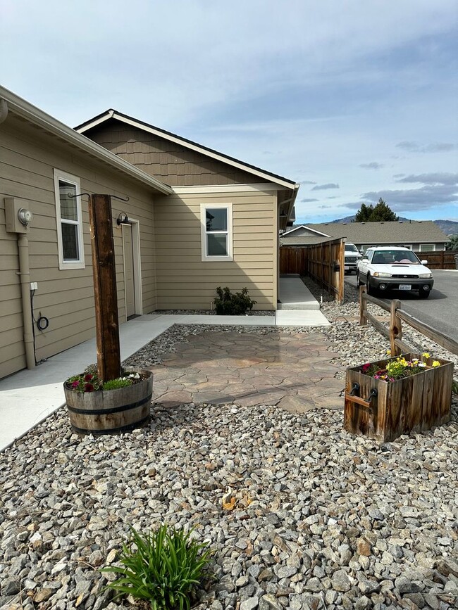 Building Photo - Dream Home in East Wenatchee!