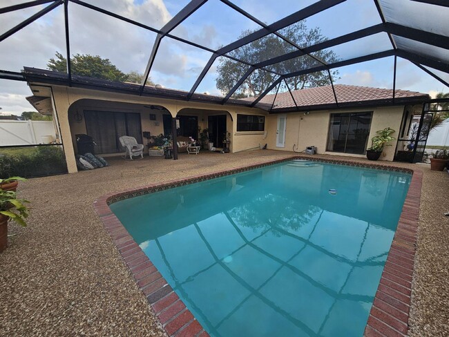 Building Photo - 251 SW 15th Dr