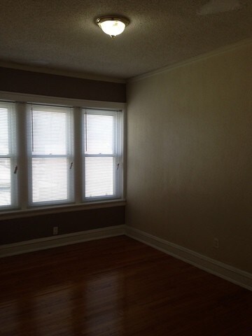 Building Photo - 725 W 111th St