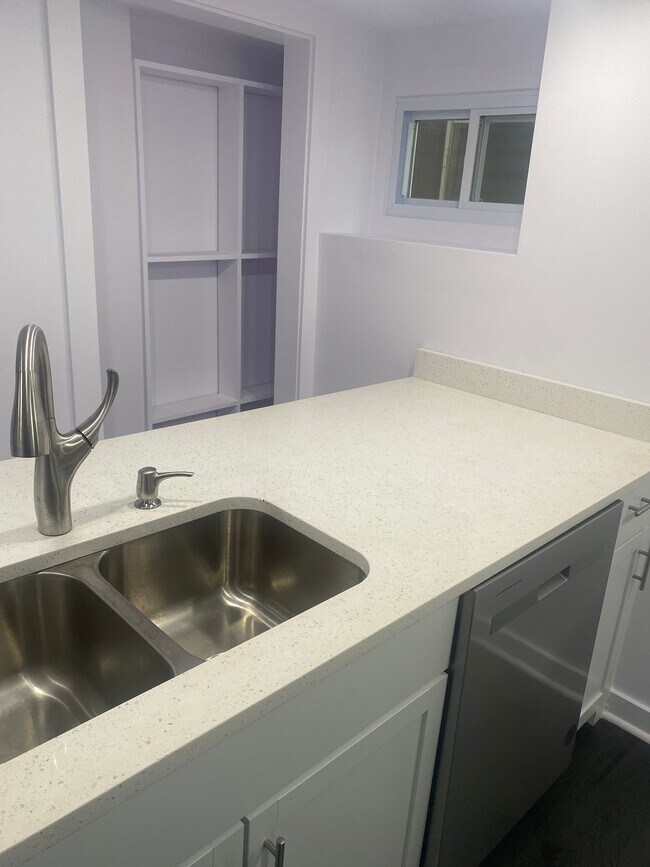 Foto del edificio - 6042 Sawyer St