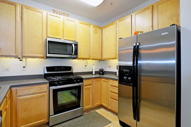 Foto del edificio - charming 3 bedroom 1 bathroom Available ri...