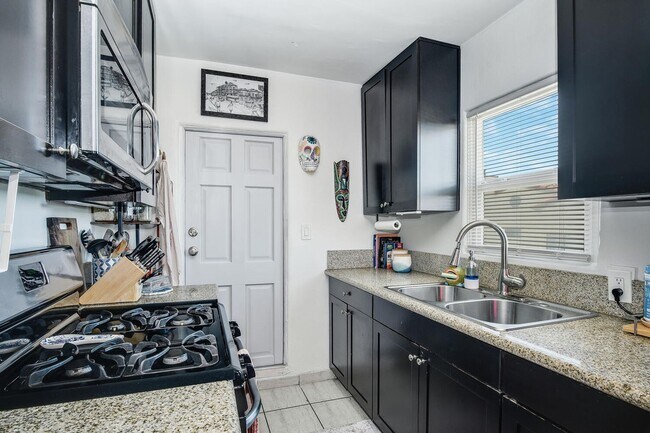 Building Photo - Upstairs One Bedroom Available in Talmadge!