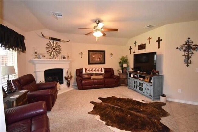 Building Photo - Beautiful Home - Community Pool - Great Ba...