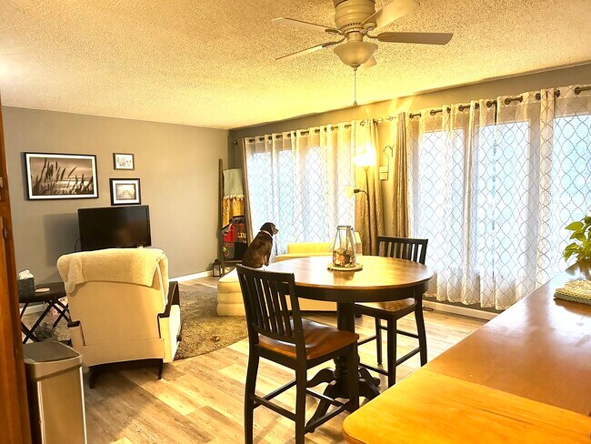 Sala de estar - 1227 Jefferson St