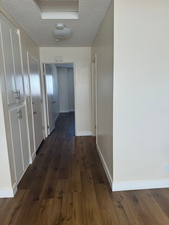 Pasillo que conduce al primer dormitorio. - 12500 Fonthill Ave