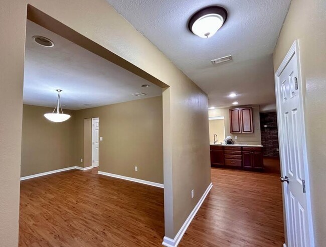 Foto del edificio - 11925 Longwood Dr