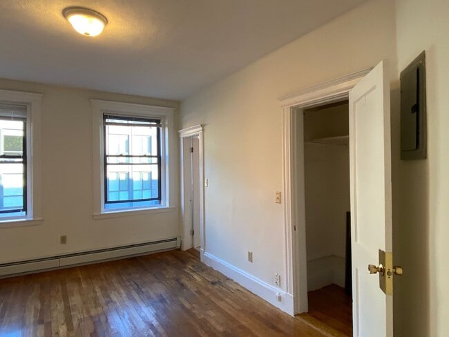 Building Photo - Large sunny studio in a prime location in ...
