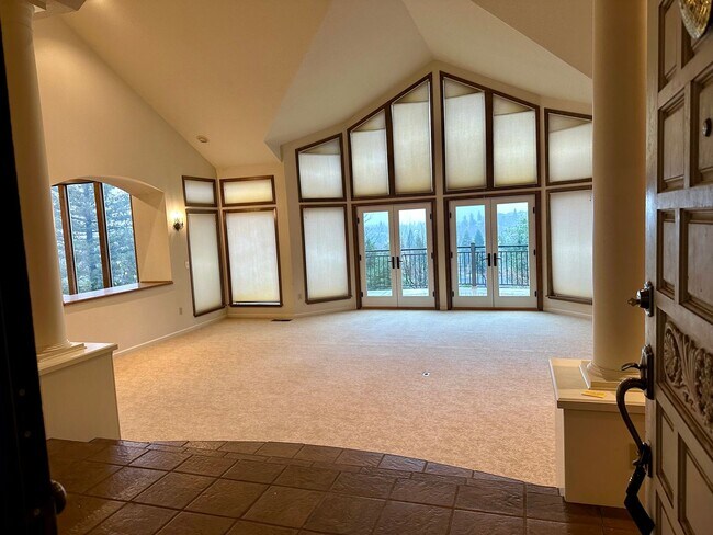 Foto del edificio - Available now, Executive 4 bdrm home with pool & hot tub!