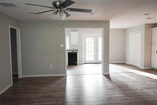 Foto del edificio - 10311 Royal Oaks Dr