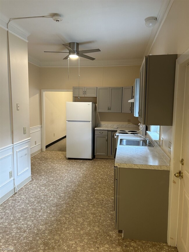 Foto del edificio - 4 br, 1 bath 4plex - 61 Spring Street 1