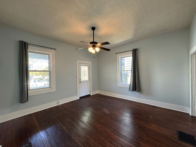 Building Photo - Recently Renovated 4 Bed/2 Bath House in H...